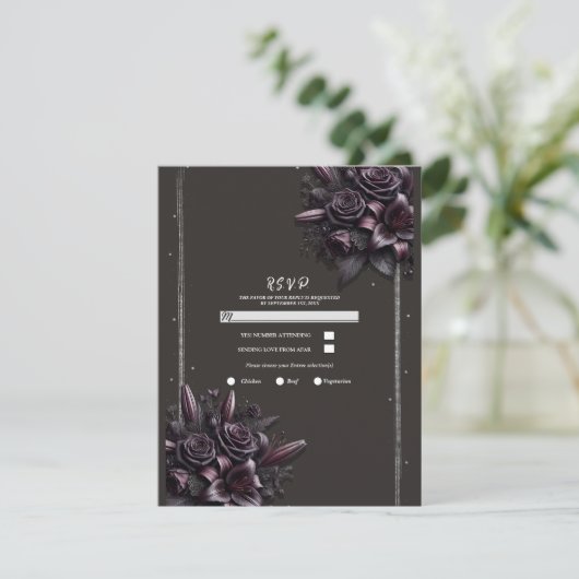 Berry Paarse Black Lily Roos Bloemen Huwelijk RSVP Kaart (Staand voorkant)