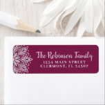 Berry Paarse Silver Mandala Snowflake Label<br><div class="desc">Speciaal paarse bessen en zilveren sneeuwvlokken — Terugkeeradres: zilveren sneeuwvlokken met een mandalpatroon op een paarse achtergrond voor de bessen. Twee sjablonen zijn inbegrepen voor gemakkelijke verpersoonlijking,  een krullende sjabloon van de manuscriptkalligrafie voor jouw naam en een vette serif doopvontsjabloon voor het adres.</div>