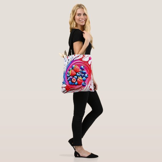 Berry Splash: kleurenburst Tote Bag (Op model)