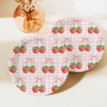 Berry Sweet Aardbei verjaardag Pink Gingham Papieren Bordje<br><div class="desc">Berry Sweet Aardbei verjaardag met roze strik en ping gingham.</div>