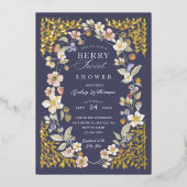 Berry Sweet Baby shower Wilde bessen & bloemen Folie Uitnodiging (Voorkant)