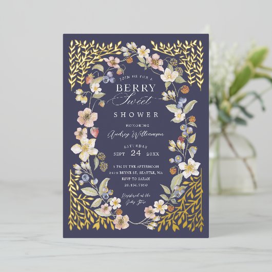 Berry Sweet Baby shower Wilde bessen & bloemen Folie Uitnodiging (Staand Voorkant)