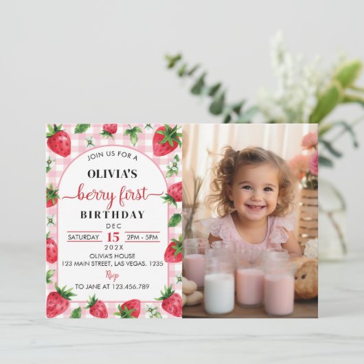 Berry Sweet Eerste Verjaardag Uitnodiging Aardbei (Staand voorkant)