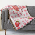 Berry Sweet Love Aardbei Gingham bruid cadeau Deken<br><div class="desc">Introductie van onze "Berry Sweet Love" gooi tapijt, de perfecte mix van charme en moderne landelijke elegantie. Deze heerlijke deken legt de essentie vast van een vrijgezellenfeest, kippennacht of vrijgezellenfeest met zijn retro vibes en zoete aardbeienontwerp. Afbeelding uw picknickbrunch aan de rivier versierd met dit knusse werptapijt, omdat het uw...</div>