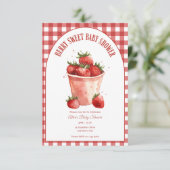 Berry Sweet Strawberry Baby shower Kaart (Staand voorkant)