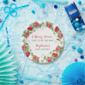 Berry Sweet Strawberry Baby shower Papieren Bordje (Feest)