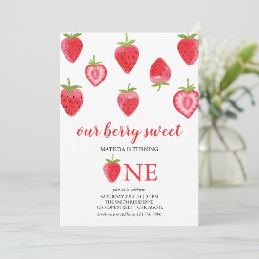 Berry Sweet Strawberry First Birthday Invitation Kaart (Staand voorkant)