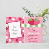 Berry Sweet Strawberry Foto Birthday Invitations Kaart (Staand voorkant)