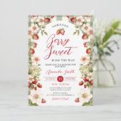 Berry Sweet Strawberry Gingham Floral Baby shower Kaart (Staand voorkant)