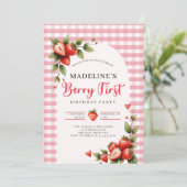 Berry Sweet Strawberry Gingham Photo 1st Birthday Kaart (Staand voorkant)