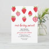 Berry Sweet Strawberry Girl Birthday Uitnodiging (Staand voorkant)