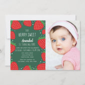Berry Sweet Strawberry Kinder 1st Birthday Foto Kaart (Voorkant)