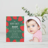 Berry Sweet Strawberry Kinder 1st Birthday Foto Kaart (Staand voorkant)