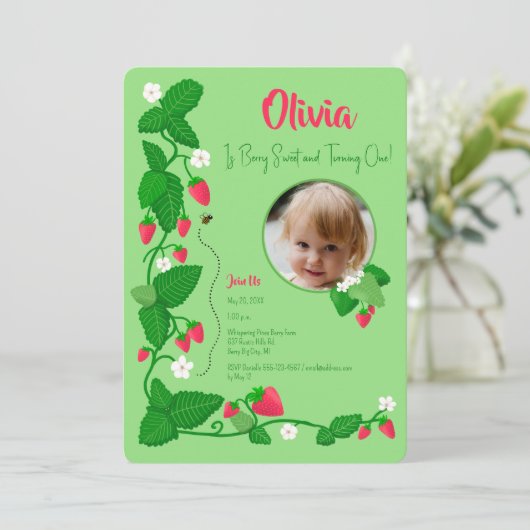 Berry Sweet Strawberry Vine 1st Birthday Girl Kaart (Staand voorkant)