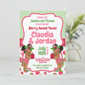 Berry Sweet Twins Strawberry Baby shower Kaart (Staand voorkant)