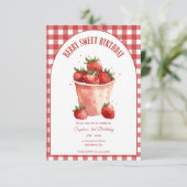 Berry Sweet Verjaardag Aardbeienfeestje Kaart (Staand voorkant)