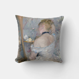 Berthe Morisot - Vrouw bij haar toilet Kussen