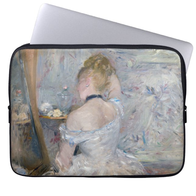 Berthe Morisot - Vrouw bij Haar Toilette Laptop Sleeve (Voorkant)
