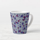 Bes, paars en paarse stippen latte mok (Rechterhoek)