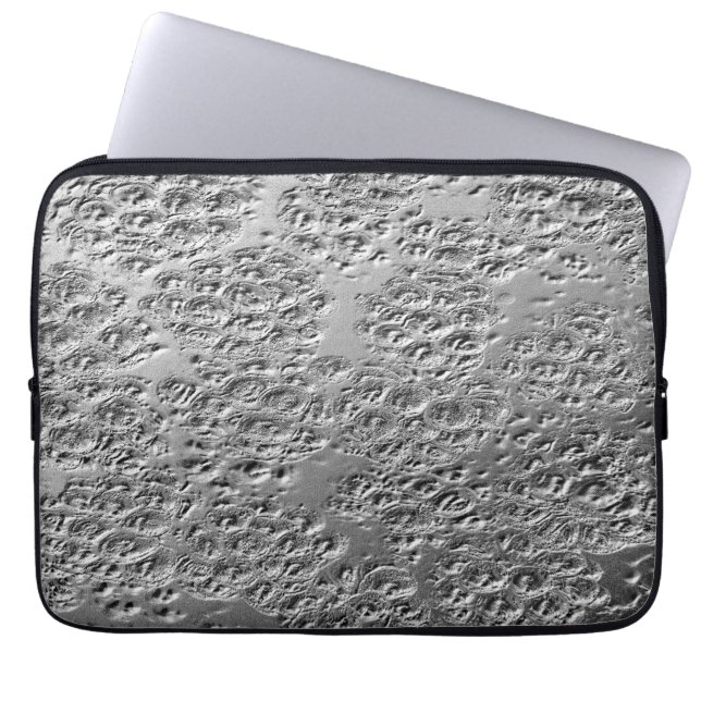 Beschadigde zilvermetalen laptop sleeve (Voorkant)