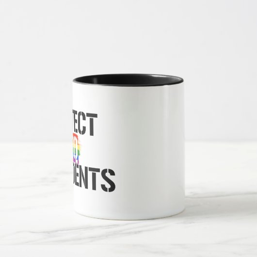 Bescherm LGBTQ-studenten Mok (Midden)