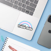 Bescherm Trans Kinderen - Regenboog Sticker (Laptop met iPhone)