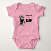 Beschermd door Bailey Pink Romper (Voorkant)