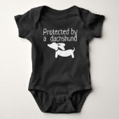 Beschermd door Dachshund Baby Outfit Gender Neutra Romper (Voorkant)