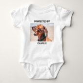 Beschermd door Dachshund Pet Photo gepersonaliseer Romper (Voorkant)