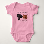 Beschermd door Dog Custom Dog Cat Name Foto Roze Romper (Voorkant)