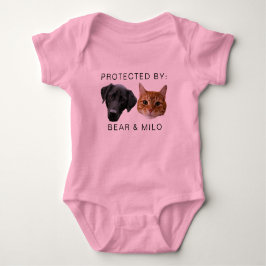 Beschermd door Dog Custom Dog Cat Name Foto Roze Romper