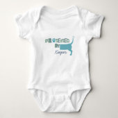 Beschermd door Dog Name Schattige Baby Bodysuit (Voorkant)