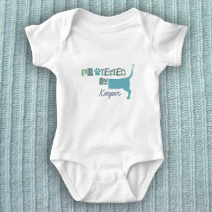 Beschermd door Dog Name Schattige Baby Bodysuit