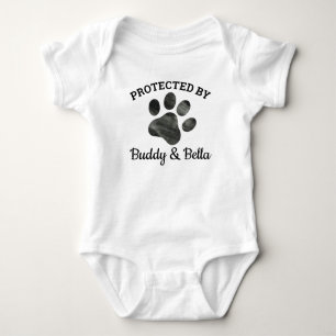 Beschermd door Dog Romper