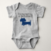 Beschermd door een Dachshund (blauw) Romper (Voorkant)