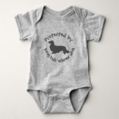 Beschermd door een langharig Wiener Dog babyoutfit Romper (Voorkant)