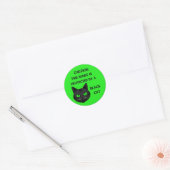 Beschermd door een zwarte kat ronde sticker (Envelop)