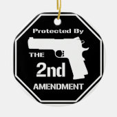 Beschermd door het tweede amendement (zwart).png keramisch ornament (Voorkant)