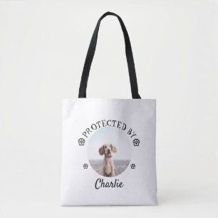 Beschermd door hondenfoto pootafdrukontwerp tote bag
