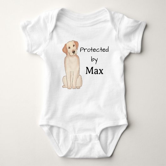 Beschermd door Max (naam) Yellow Lab Romper (Voorkant)