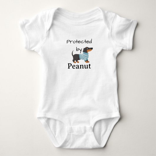 Beschermd Door Peanut (Naam) Dachshund Romper (Voorkant)