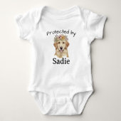 Beschermd door Sadie (naam) Golden Retriever Romper (Voorkant)
