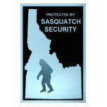 Beschermd door Sasquatch Security - Idaho Fotobeeldje Magneet<br><div class="desc">Met het donkere silhouet van een Sasquatch (Bigfoot) op een poederblauwe achtergrond die wordt ingesloten door de omtrek van Idaho samen met de tekst, "BESCHERMD DOOR SASQUATCH SECURITY." Ga met Sasquatch Security naar uw huis en waardevolle spullen. De veiligheid van het kernafval - zoals Sasquatch zo zelden wordt gezien, weet...</div>