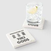 Beschermd door Tiki Gods Funny Tropical Stenen Onderzetter (Zijkant)