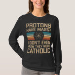 Beschermen hebben massa's? Funny Science Pun T-shirt<br><div class="desc">Beschermen hebben massa's? Ik wist niet eens dat ze katholiek waren - grappig wetenschappelijk ontwerp met natuurkundige verwante woordspeling. Geweldig cadeauidee voor een leraar wetenschappen of wetenschapsnerds.</div>