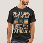 Beschermen hebben massa's? Funny Science Pun T-shirt<br><div class="desc">Beschermen hebben massa's? Ik wist niet eens dat ze katholiek waren - grappig wetenschappelijk ontwerp met natuurkundige verwante woordspeling. Geweldig cadeauidee voor een leraar wetenschappen of wetenschapsnerds.</div>