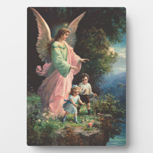 Beschermengel beschermt kinderen bij een richel fotoplaat