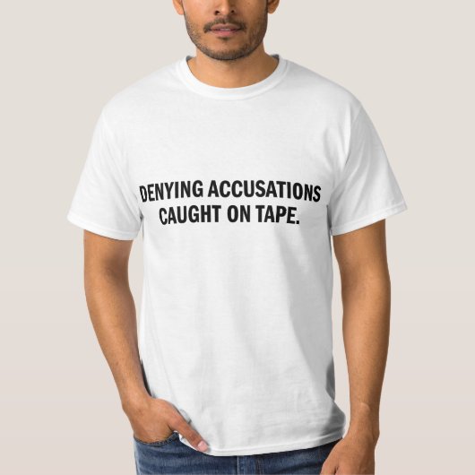 Beschuldigingen op tape ontkennen t-shirt (Voorkant)