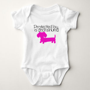 Beskermd door een Dachshund (roze) Romper