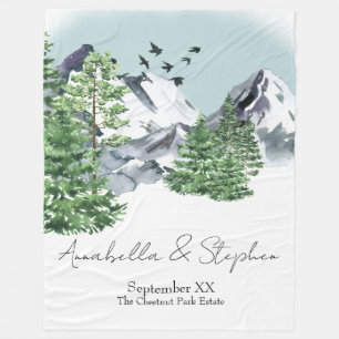 Besneeuwd berglandschap met dennenbossen fleece deken